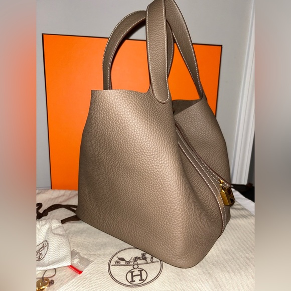 🌟SOLD🌟NEW! NIB HERMES Picotin Lock 22 Etoupe Clemence Gold Hardware *2023* - Picture 6 of 12